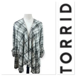 NWT Torrid gray /white plaid open front cape/jacket size 0-large/12